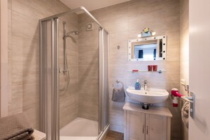 Dusche, Haartrockner, Handtücher