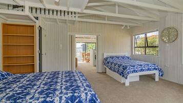 1 quarto, ferros/tábuas de passar roupa, roupa de cama