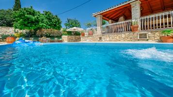 Piscina all'aperto, una piscina riscaldata