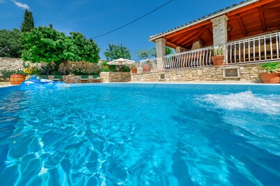 Heated pool, boat trips, barbecue, WiFi, bicycles, table tennis
