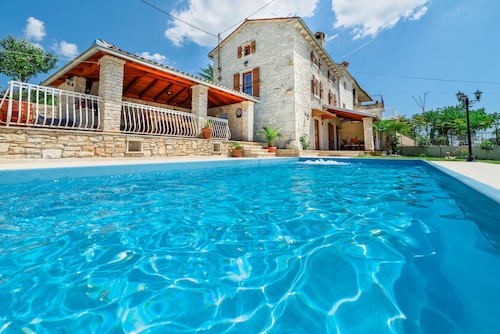 Heated pool, boat trips, barbecue, WiFi, bicycles, table tennis