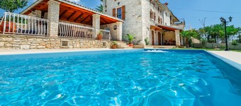 Heated pool, boat trips, barbecue, WiFi, bicycles, table tennis