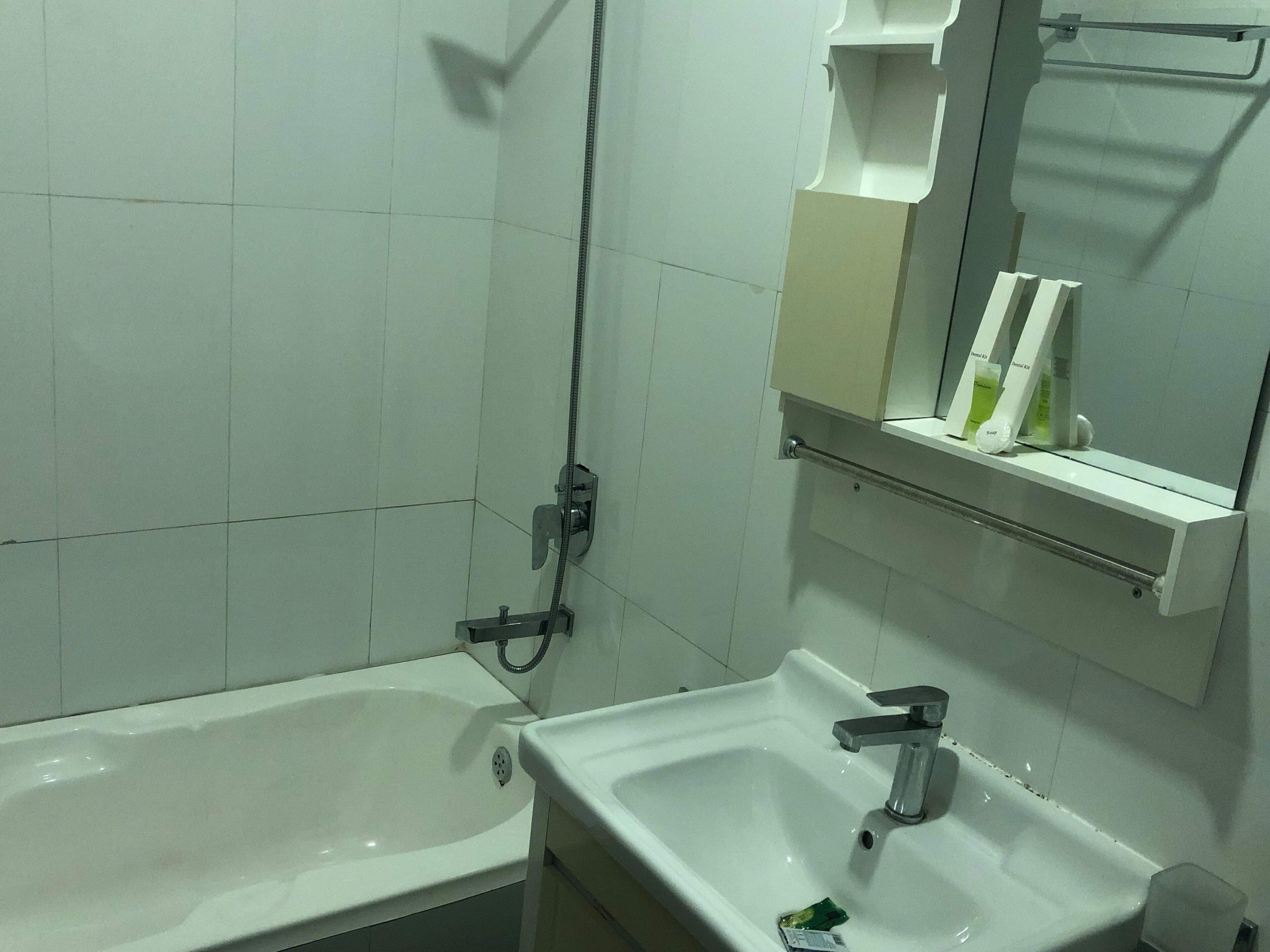 华丽双床房 | 浴室 | 淋浴设施、大花洒淋浴喷头、拖鞋、毛巾