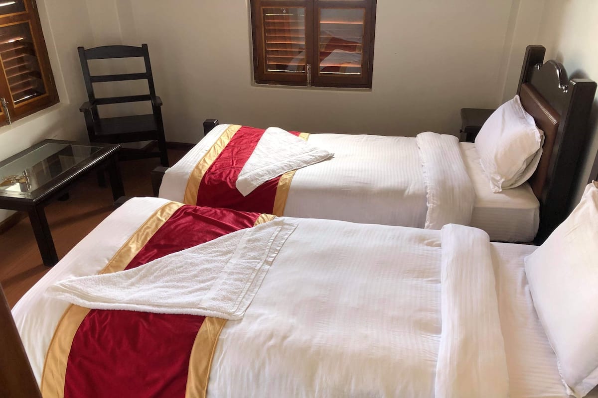 Habitación Deluxe con 2 camas individuales, vista a la colina | Escritorio, espacio para trabajar con laptop y insonorización