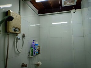 Een haardroger, handdoeken, zeep, shampoo