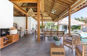 Outdoor dining - Exquisite Architectural Villa with Outdoor Pool (Seminyak, Kuta, Kabupaten Badung,)