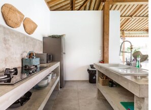 Réfrigérateur, micro-ondes, plaque de cuisson, cafetière/bouilloire