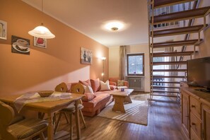 Foosball, table tennis - Charming vacation apartment in Inntal ,with microwave,wifi,for2-4 guests,on 2 floors/15 (Oberaudorf)