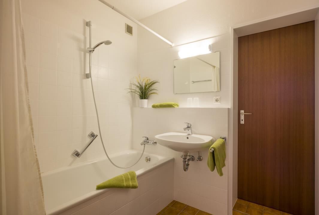 Badewanne, Haartrockner, Handtücher