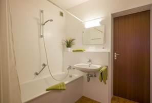 Bañera, secador de pelo y toallas