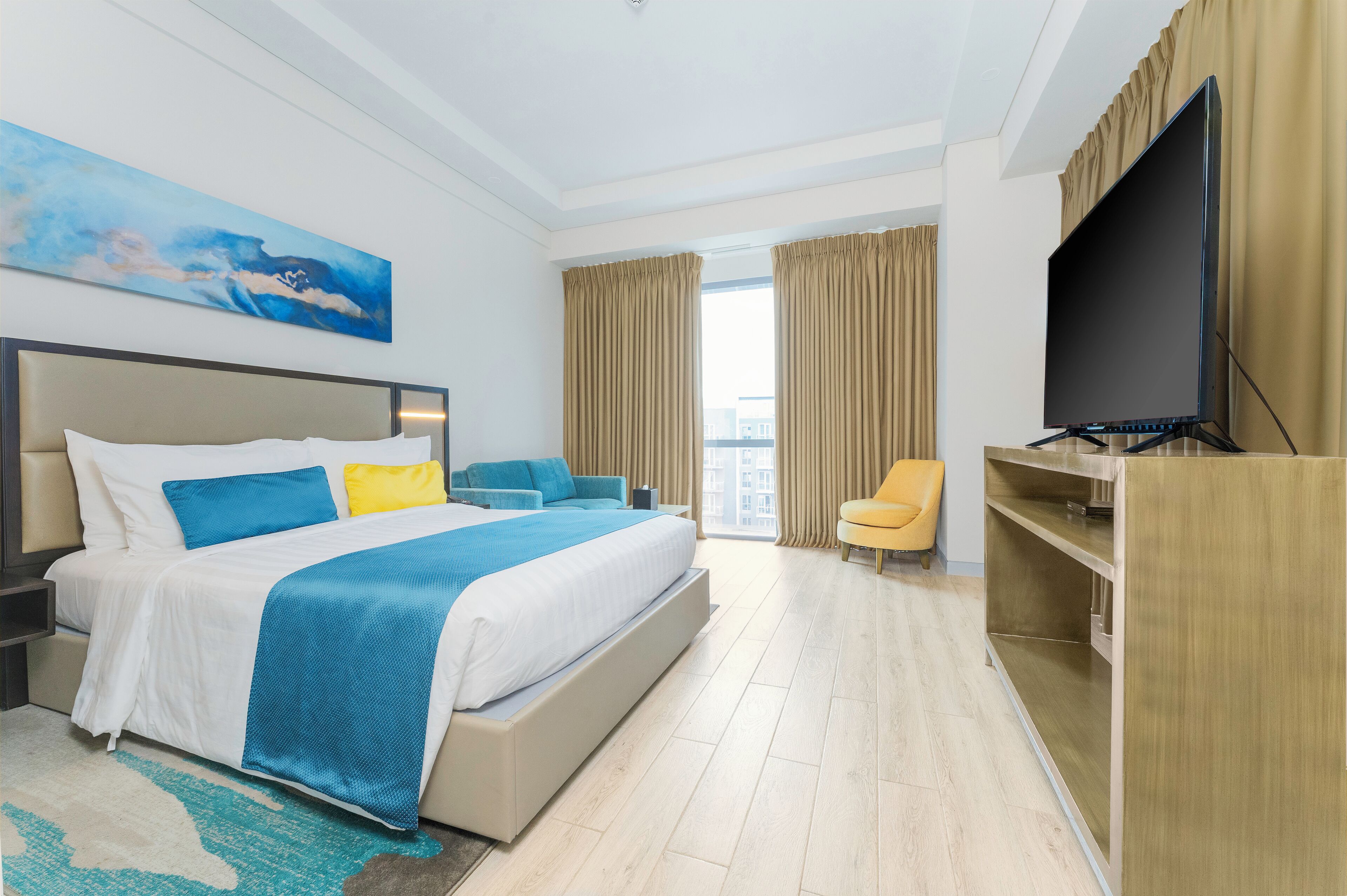 Deluxe Premier Room | Minibar, in-room safe, laptop workspace, blackout drapes