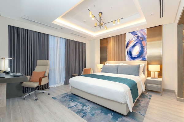 Minibar, in-room safe, laptop workspace, blackout drapes