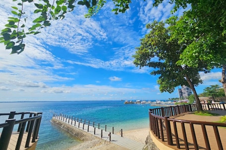 Playa privada cerca y servicio gratuito de transporte a la playa. Savoy Hotel Mactan Cebu near Newtown Beach