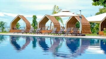 Een buitenzwembad, gratis zwembadcabana's, parasols voor strand/zwembad