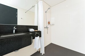Deluxe Premier Room | 浴室 | 淋浴設備、雨淋花灑、環保梳洗用品、風筒