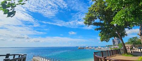 Private beach nearby, free beach shuttle, free beach cabanas