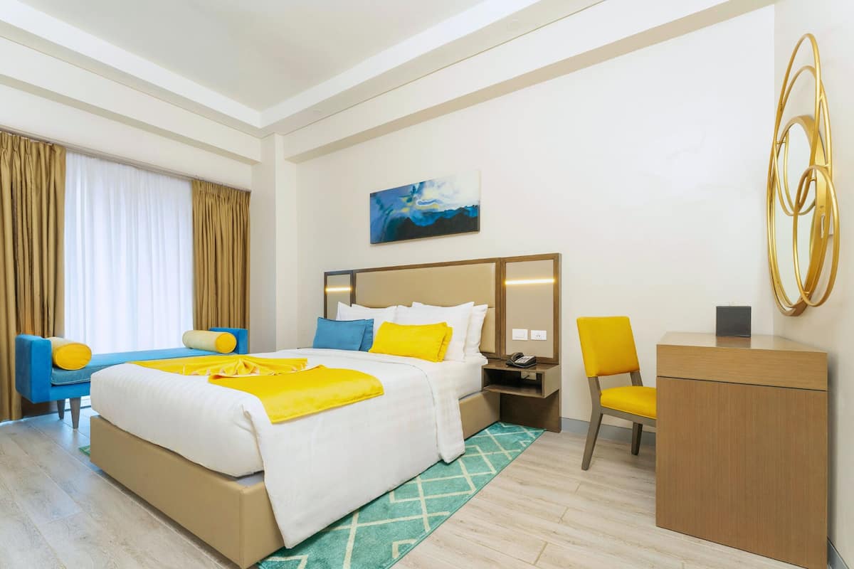 Junior Suite | Bar mini, peti besi dalam bilik, ruang kerja komputer riba