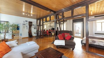 Apartment, 1 Bedroom, Non Smoking (HeimatNest) | Ruang tamu | 80 cm televisyen skrin rata dengan satelit, TV