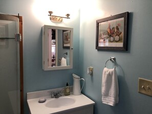 Suihku, hiustenkuivaaja, pyyhkeet, saippua