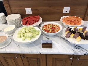 Free local cuisine breakfast - Dragon Phoenix Hotel (Mandalay)