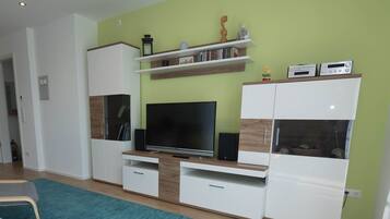 Kondominium Comfort, balkon | Area keluarga | Televisi layar datar 40-inci dengan saluran TV satelit dan TV