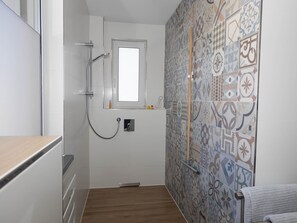 Condo conforto, vista para o jardim | Banheiro | Chuveiro, secador de cabelo, piso aquecido, toalhas de banho