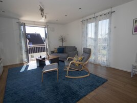 Apartamento Confort, vistas al jardín | Zona de estar | Una televisión de pantalla plana, un reproductor de DVD, suelo radiante