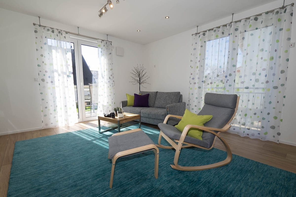 Comfort-Apartment, Balkon | Wohnbereich | 40-Zoll-Flachbildfernseher mit Satellitenempfang, Fernseher, DVD-Player