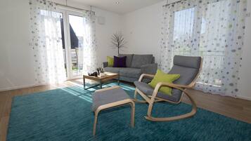 Condo tiện nghi đơn giản, ban công | Khu phòng khách | TV màn hình phẳng 40-inch có truyền hình vệ tinh, TV, đầu đĩa DVD