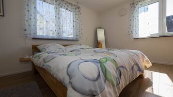 Condo tiện nghi đơn giản, ban công | 1 phòng ngủ, trang trí khác biệt