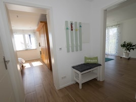 Apartamento Confort, balcón | Zona de estar | Una televisión de pantalla plana, un reproductor de DVD, suelo radiante