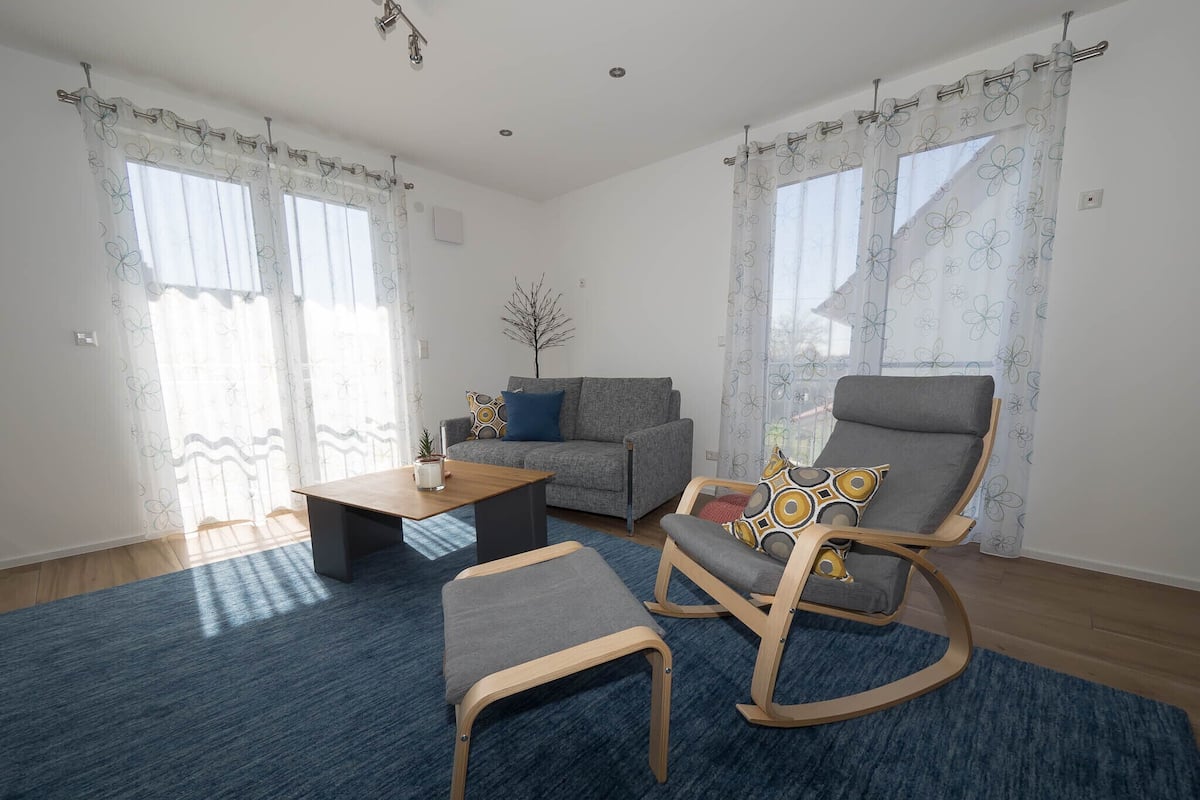 Comfort-Apartment, Gartenblick | Wohnbereich | 40-Zoll-Flachbildfernseher mit Satellitenempfang, Fernseher, DVD-Player