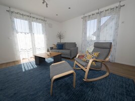 Apartamento Confort, vistas al jardín | Zona de estar | Una televisión de pantalla plana, un reproductor de DVD, suelo radiante
