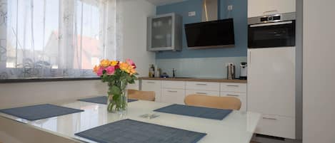 Comfort Condo, Garden View | Private kitchen | Fridge, oven, stovetop, dishwasher