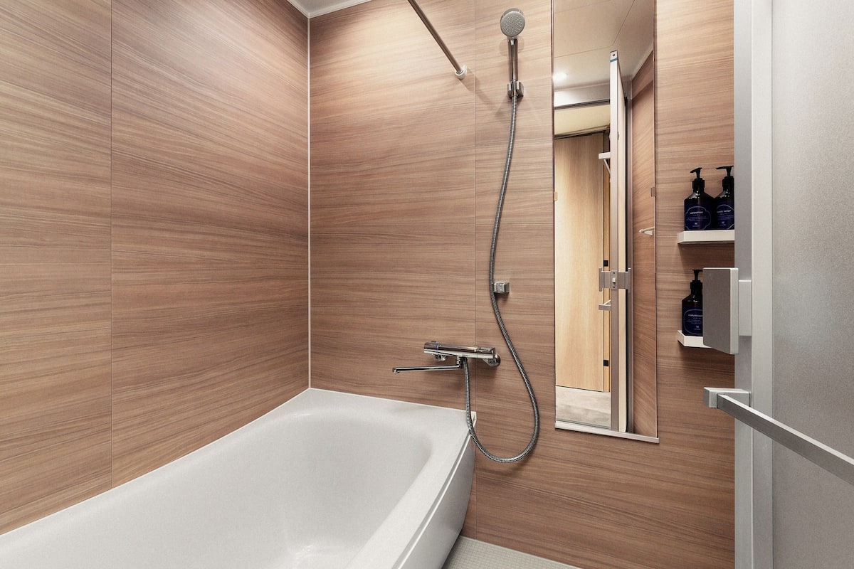 Badewanne und Dusche (separat), umweltfreundliche Kosmetikartikel