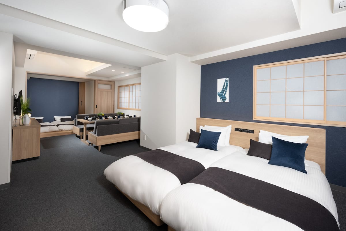 Ein modernes Hotelzimmer mit einem großen Bett, einem Schreibtisch und einer Sitzecke.