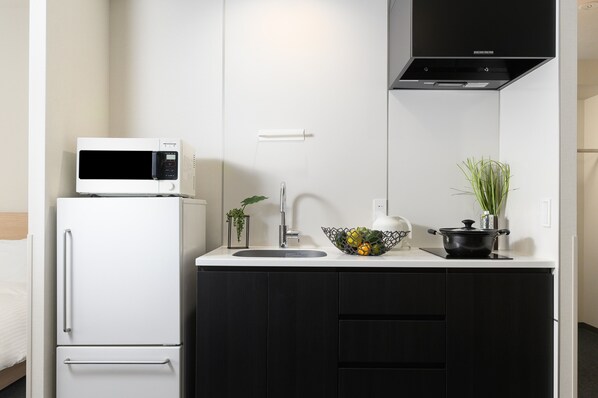 Full-sized fridge, microwave, coffee/tea maker, electric kettle - MIMARU Tokyo Shinjuku West (Tokyo)
