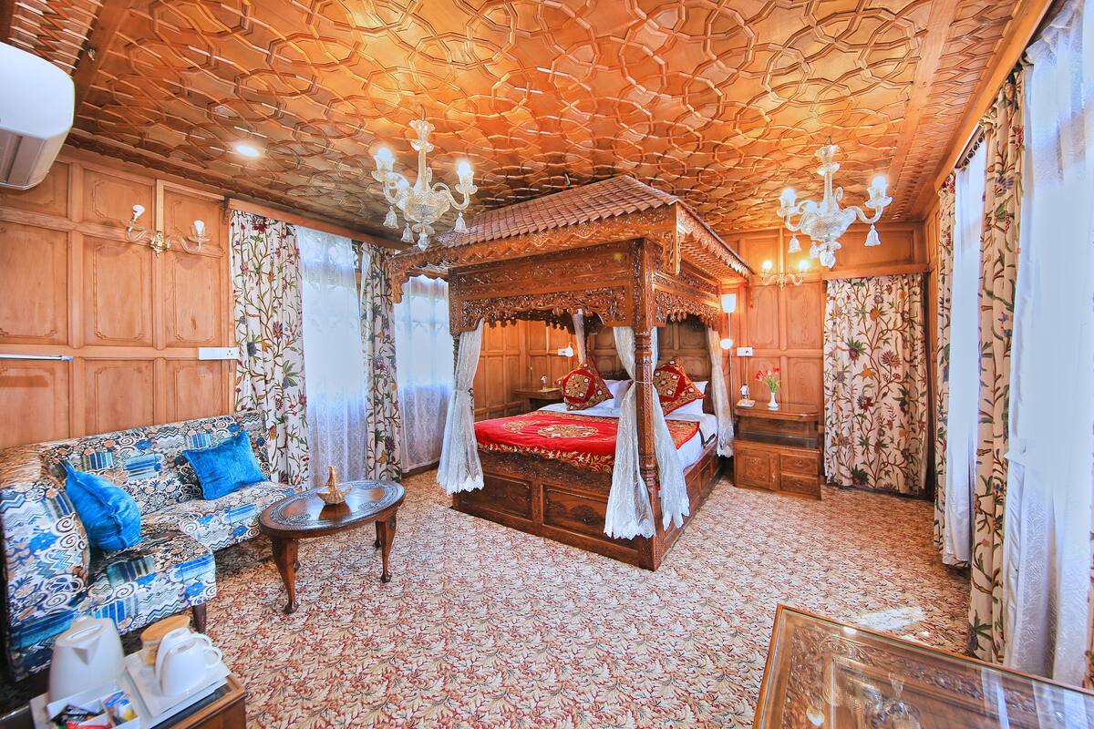 Luxury Suite | 1 bedroom, premium bedding, pillow-top beds, minibar