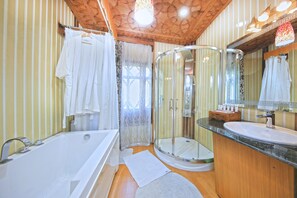 Premium Room with Lake View | Bathroom | Designer toiletries, hair dryer, bathrobes, slippers - Kolu Group Of Houseboats (Srinagar)