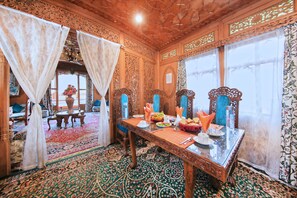 حيث تُقدم وجبات الإفطار، الغداء، العشاء، إطلالات على الحديقة