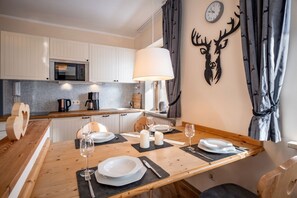 Kühlschrank, Mikrowelle, Herdplatte, Geschirrspüler