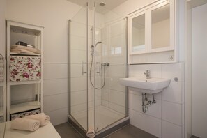 Dusche, Haartrockner, Handtücher