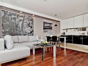 Apartamento, 1 quarto, terraço (B6) | Área de estar | TV de tela plana