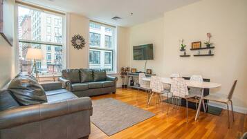 Apartment (3 Bedrooms) | Living room | TV