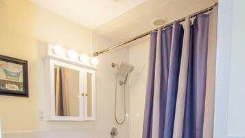 Apartment (3 Bedrooms) | Bathroom | Bathtub