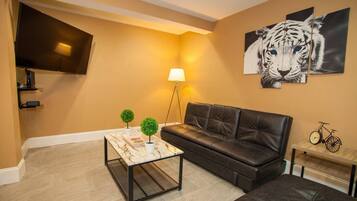 Apartment (3 Bedrooms) | Living room | TV