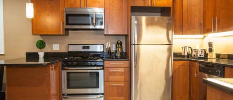 شقة (3 Bedrooms) | مطبخ خاص | فرن، موقد طهي مسطح، غسالة أطباق، ماكينة لصنع الإسبريسو