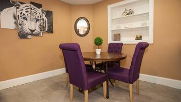 Apartment (3 Bedrooms) | In-room dining