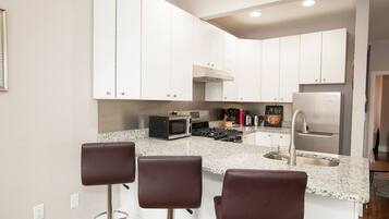 Apartment (2 Bedrooms) | Private kitchen | Oven, stovetop, dishwasher, espresso maker