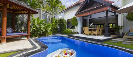 Una piscina al aire libre